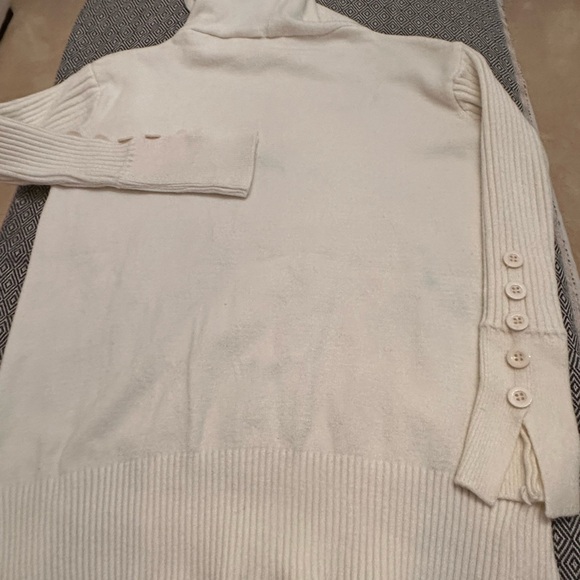 Light weight sweater hoodie perfect for spring - Picture 7 of 7